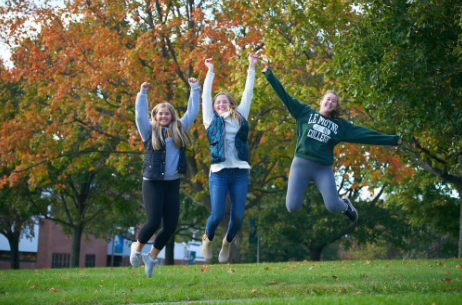 Le Moyne Students in the Fall